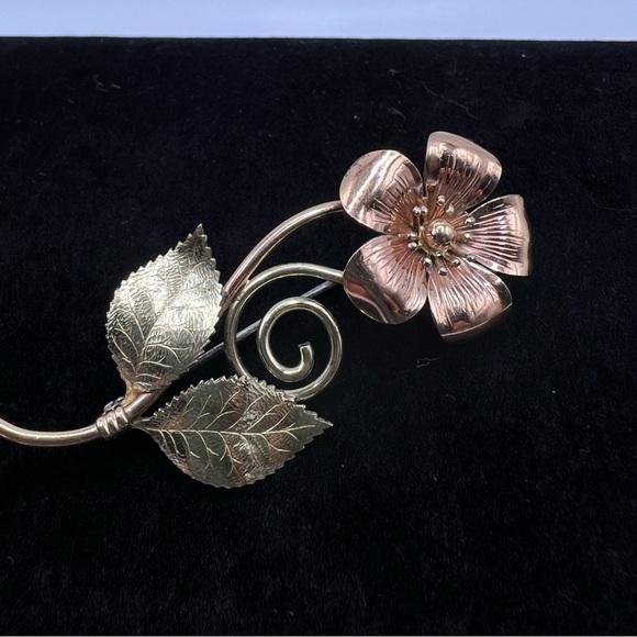 Vintage Two Tone KREMENTZ Signed Single Stem Flower Brooch - Picture 2 of 4